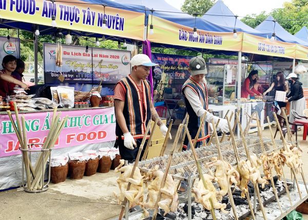 Gian hàng ẩm thực Gia Lai mang cách chế biến của “núi rừng” khi thuyết trình về gian hàng hội chợ ẩm thực